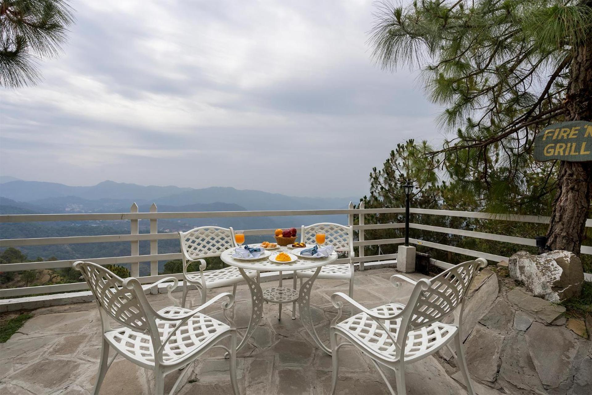 Stayvista At Bellevue With Outdoor Jacuzzi Kasauli Exterior photo